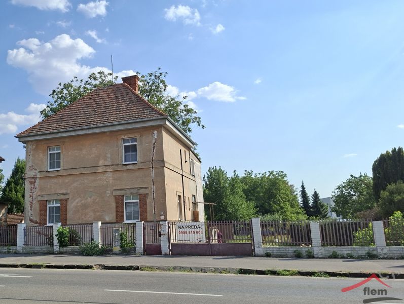 Ein Einfamilienhaus in der Levická-Straße in Vráble mit einer älteren Ziegelfassade.