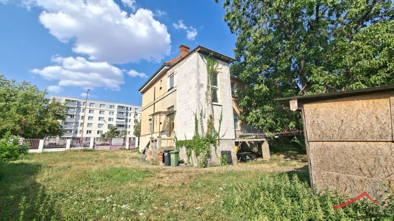 Ein Einfamilienhaus in der Levická-Straße in Vráble, umgeben von Grünflächen und Rasen.