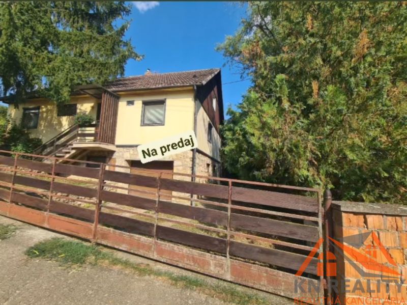 Ein Einfamilienhaus in Svodín, umgeben von Grün, mit einer Steinterrasse, zu verkaufen.