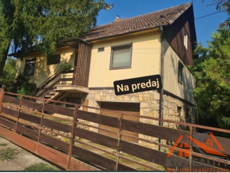 Ein Einfamilienhaus in Svodín, mit Steinfundamenten und einem Holzzaun, steht zum Verkauf.