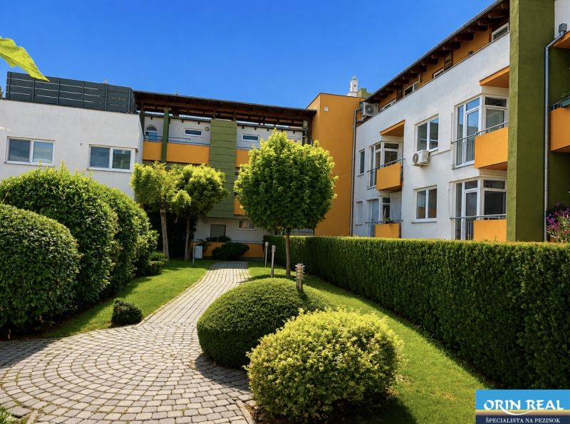 Gepflegtes Grün und ein mehrstöckiges Gebäude in der Čerešňová-Straße in Chorvátsky Grob.