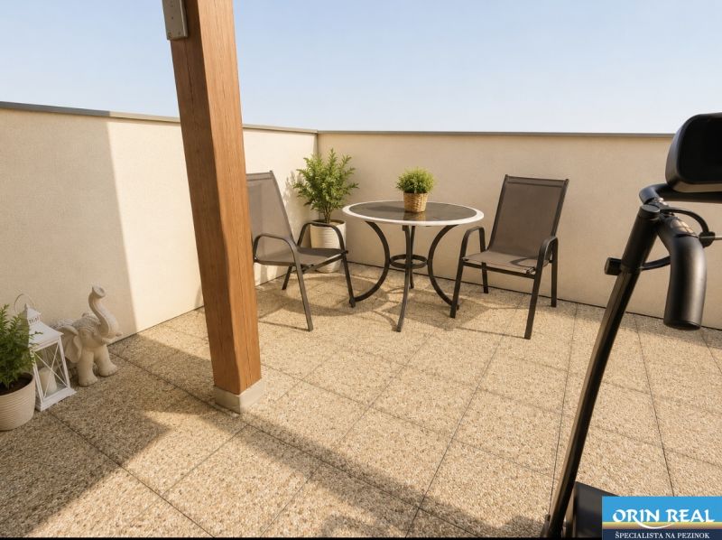 Terrasse einer 1-Zimmer-Wohnung mit Blick von der Čerešňová-Straße, Chorvátsky Grob und Gartenmöbeln.