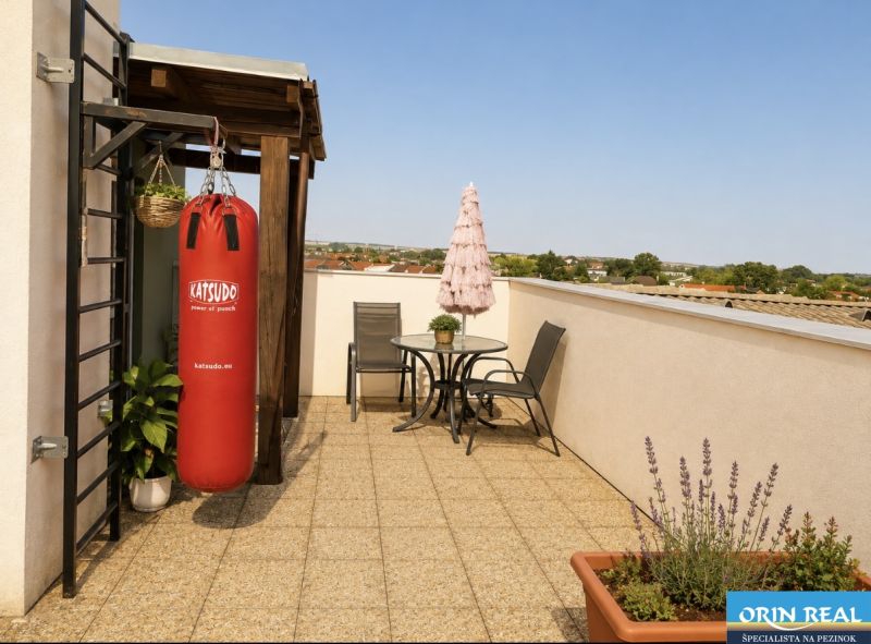 Die Terrasse einer 1-Zimmer-Wohnung mit Sitzgelegenheit und Boxsack in der Čerešňová-Straße in Chorvátsky Grob.