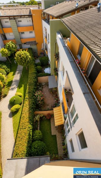 Blick aus dem Wohnhaus in der Čerešňová-Straße in Chorvátsky Grob mit gepflegtem Garten.