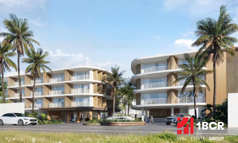 Wohnungsbau in Surat Thani mit Palmen und moderner Architektur.