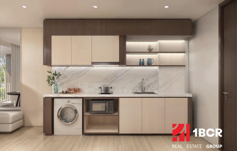 Küche mit Marmorrückwand in einer 2-Zimmer-Wohnung, Boden mit Holzdekor.