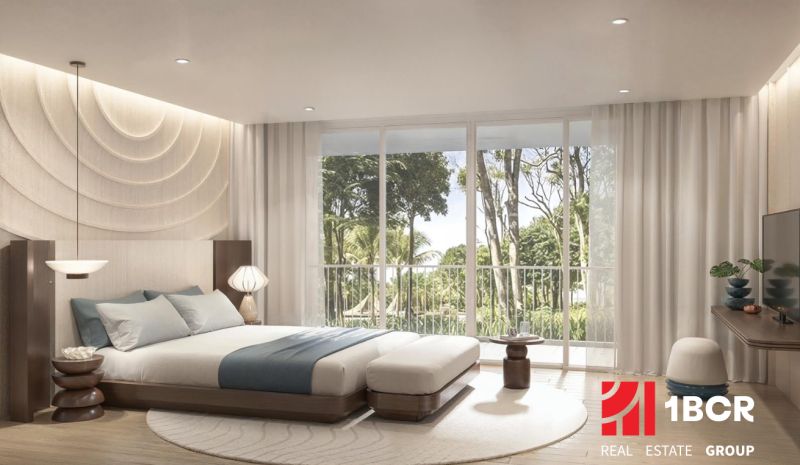 Helles Schlafzimmer in einer 2-Zimmer-Wohnung mit großen Fenstern und Holzboden.