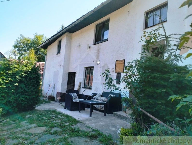 Ein Einfamilienhaus in Stará Turá mit einer Außensitzgelegenheit, umgeben von Grün.