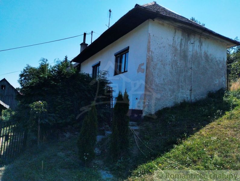 Ein Einfamilienhaus in Stará Turá, umgeben von Grünflächen und hügeligem Gelände.