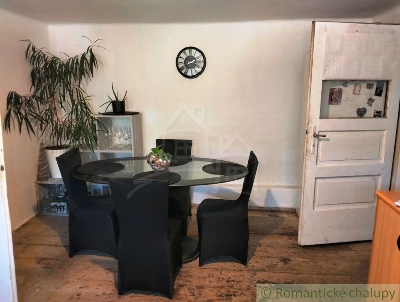 Essbereich in einem Einfamilienhaus mit Holzboden und Glastisch.