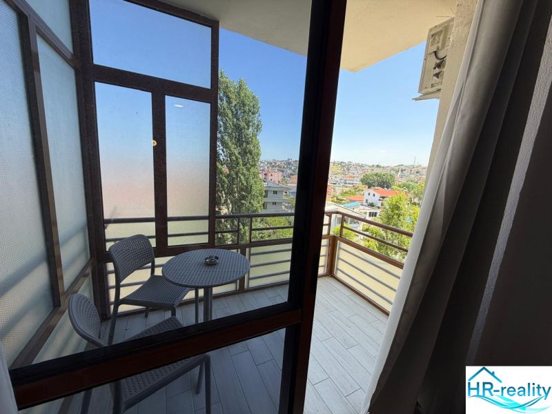 Der Balkon eines Studios in Drač mit Blick auf die Stadt, einem Tisch und zwei Stühlen.