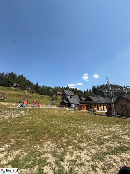 Freizeitgrundstücke in Litmanová mit Kinderspielplatz und umliegenden Wäldern.