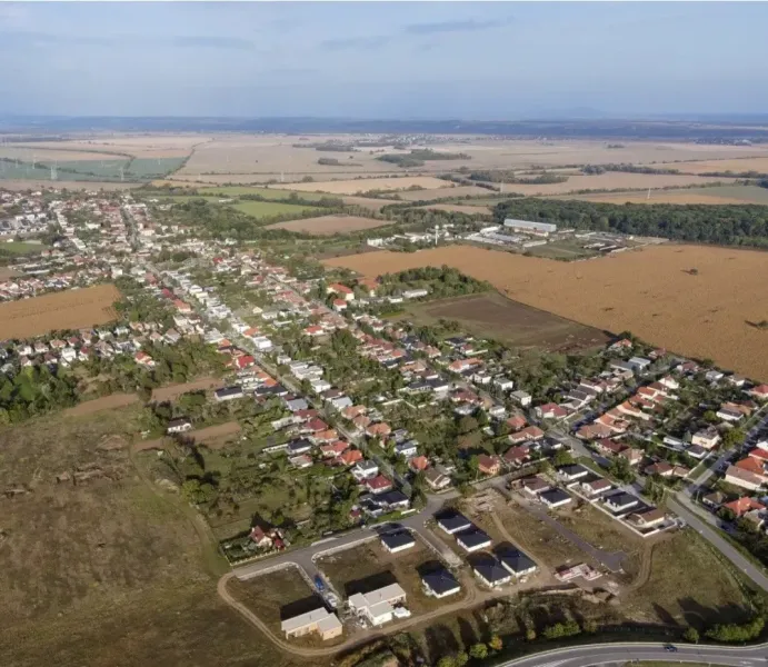 Luftaufnahme von landwirtschaftlichen und forstwirtschaftlichen Flächen in Križovany nad Dudváhom mit dem Dorf.