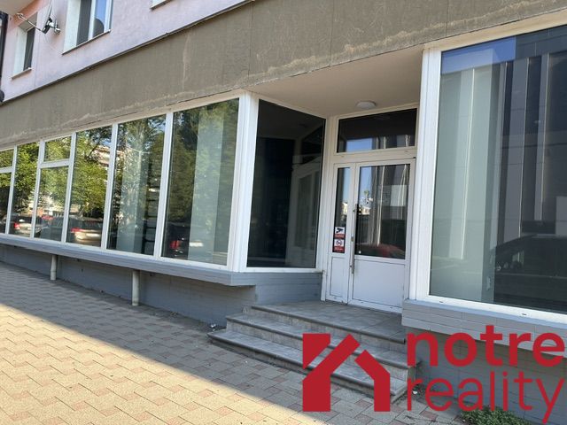 Büros in der Ľudovíta Štúra Straße, Lučenec, mit großen verglasten Schaufenstern.