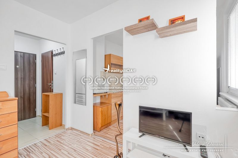 Innenraum einer Einzimmerwohnung mit Holzboden und hellen Möbeln.