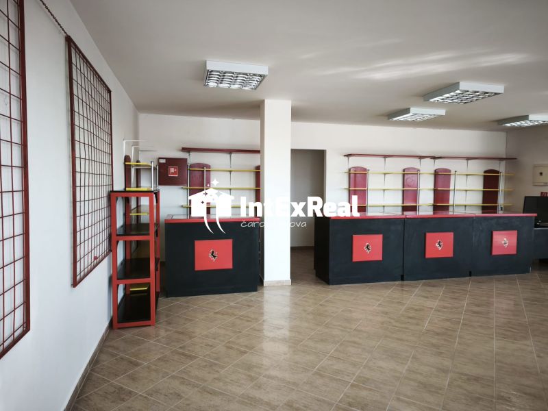 Gewerbeflächen mit Theke und Regalen, Boden mit Holzdekor, in Schwarz-Rot.