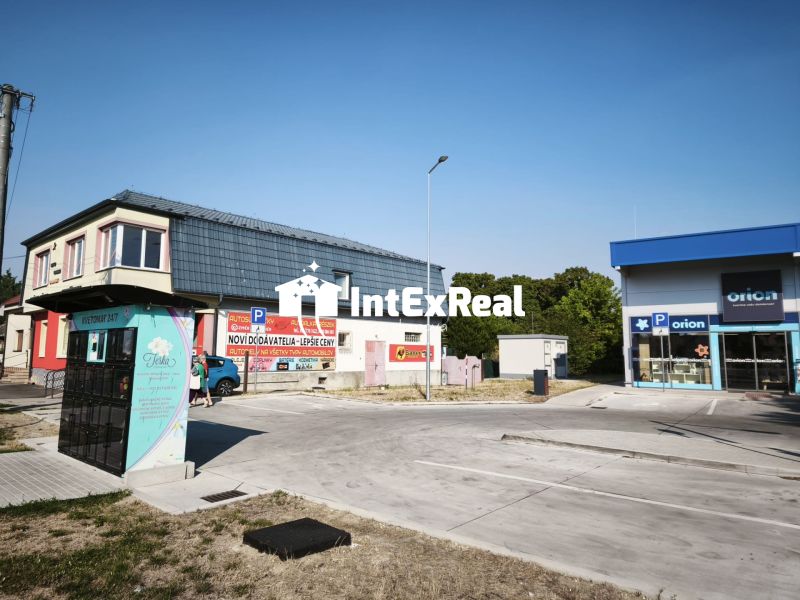 Geschäftsräume in der Straße SNP in Šaľa mit Parkplatz und Werbeschildern.