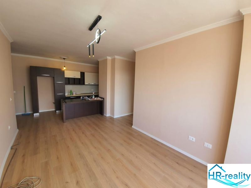 Wohnbereich mit Küchenzeile und Holzboden in einem Ferienapartment.