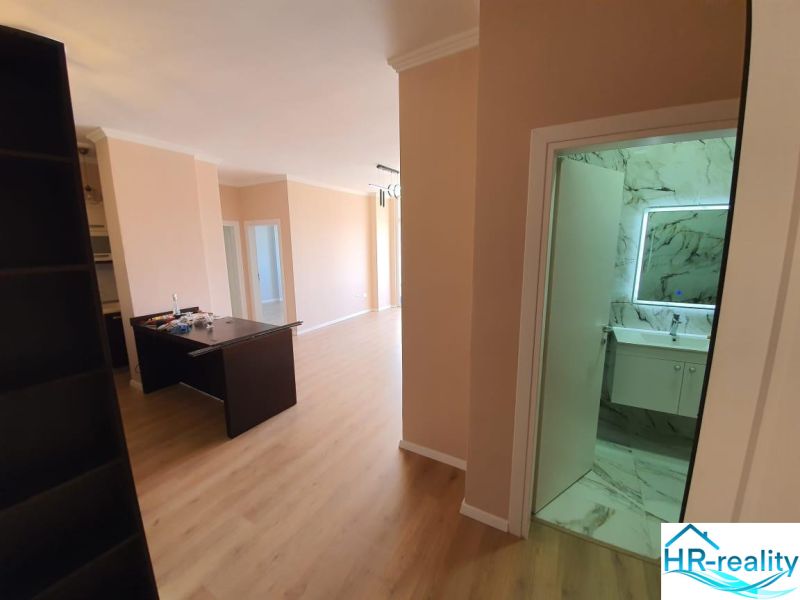 Ferienwohnung mit Holzboden und modernem Badezimmer.