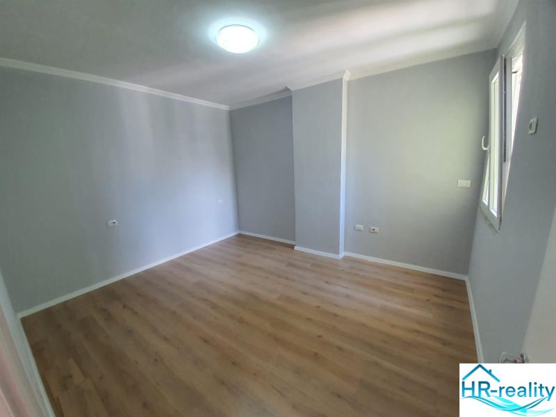 Helles Zimmer mit Holzboden im Ferienapartment.
