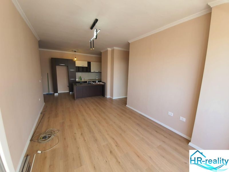 Küche in der Ferienwohnung mit Holzboden und sanften Farben an den Wänden.