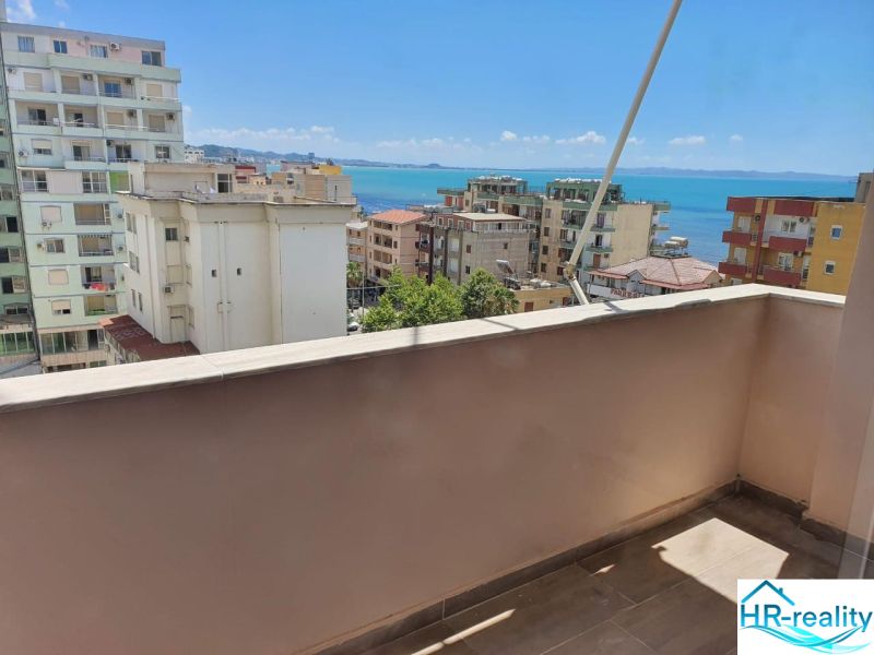 Blick vom Balkon auf das Meer und die Stadt Durrës in der Ferienwohnung.