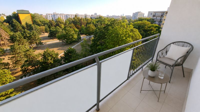 Balkon einer 2-Zimmer-Wohnung in Bratislava - Ružinov in der Sputniková-Straße, mit Blick auf das Grün.