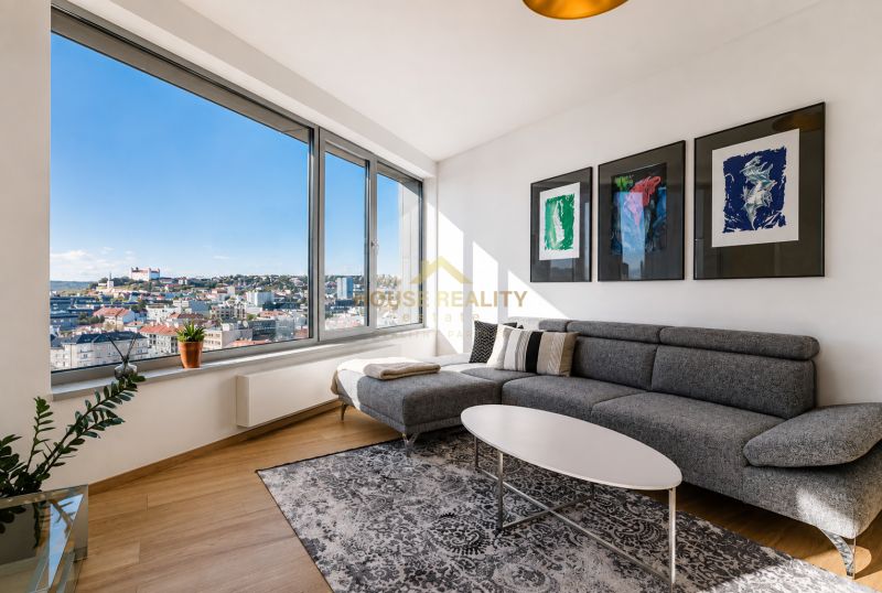 Wohnzimmer in einer 3-Zimmer-Wohnung mit Holzboden und Blick auf die Stadt.