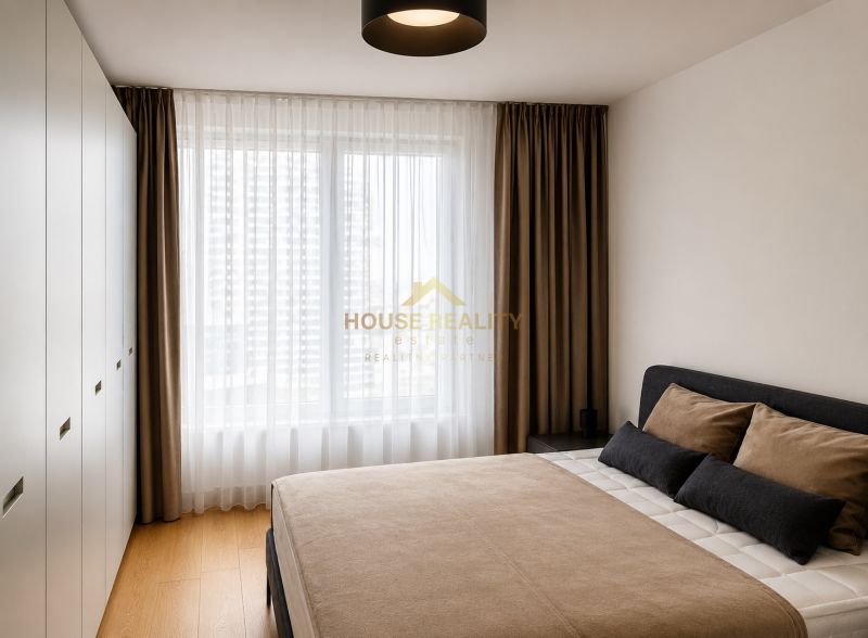 Schlafzimmer mit großem Bett, Einbauschränken und Holzboden in einer 3-Zimmer-Wohnung.