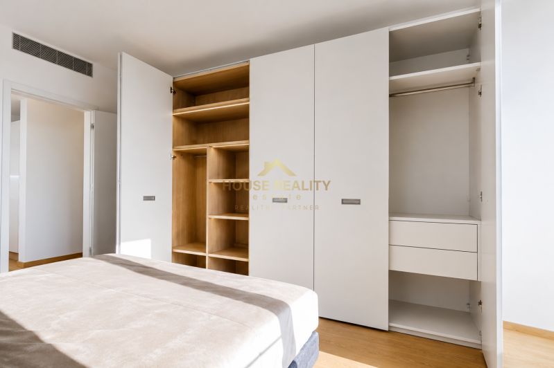 Weißer Einbauschrank mit Schubladen und offenen Regalen in einer 3-Zimmer-Wohnung, Boden mit Holzdekor.