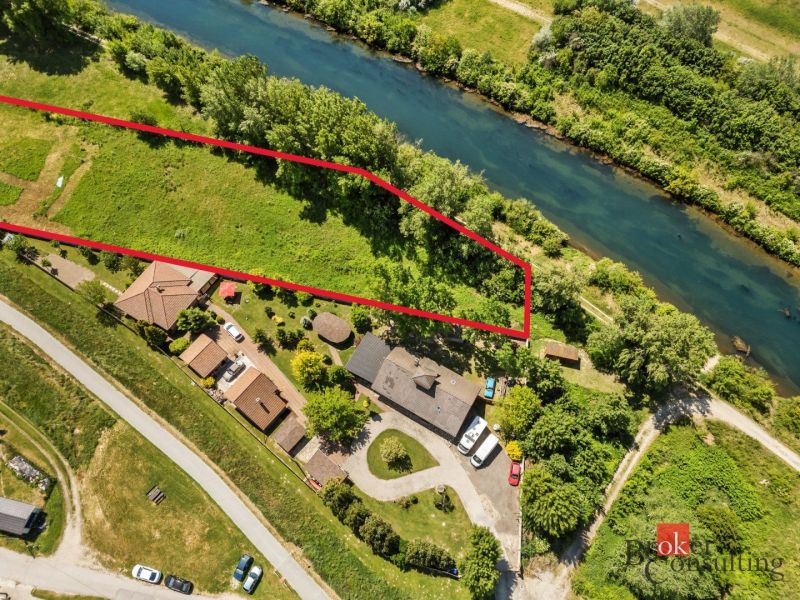 Luftaufnahme von Erholungsgrundstücken am Fluss in Hamuliakovo, begrenzt durch eine rote Linie.