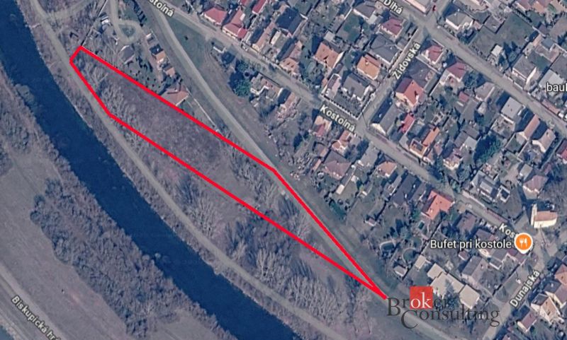 Luftaufnahme von Erholungsgrundstücken in Hamuliakovo in der Nähe des Gewässers und der Straße Kostolná.