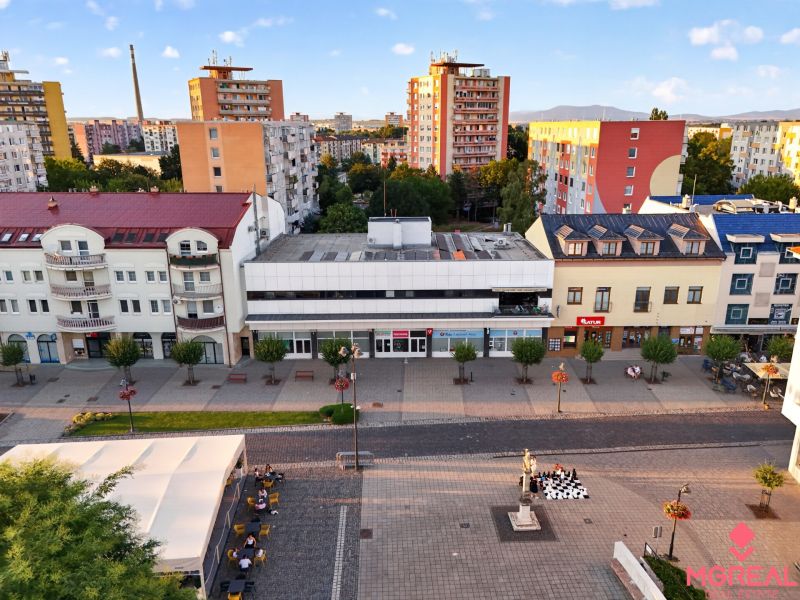 Ein Blick auf die Geschäftsräume in der M.R. Štefánika-Straße in Topoľčany.