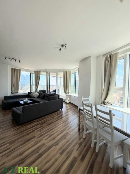 Helles Wohnzimmer mit Sofa und Holzboden, 3-Zimmer-Wohnung.