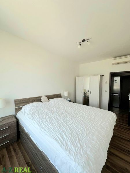 Schlafzimmer mit Doppelbett, Kleiderschrank und Holzboden in einer 3-Zimmer-Wohnung.