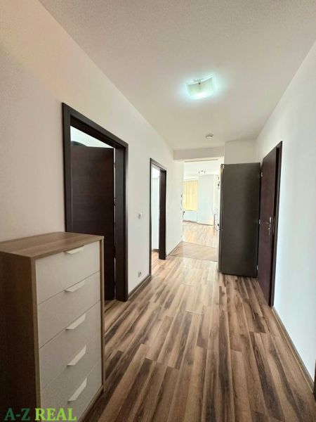 Der Flur in der 3-Zimmer-Wohnung mit einem Boden in Holzoptik und weißen Wänden.