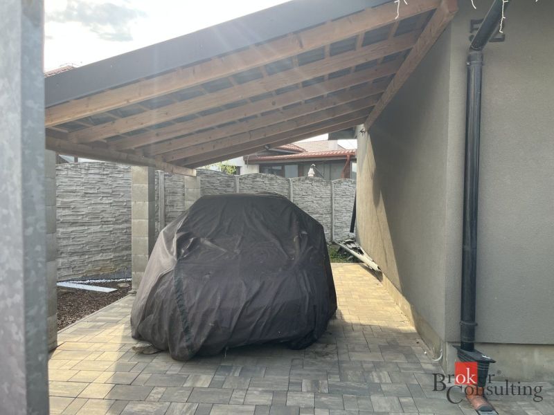 Einfamilienhaus in der SNP-Straße in Čaňa mit Unterstand und überdachtem Auto.