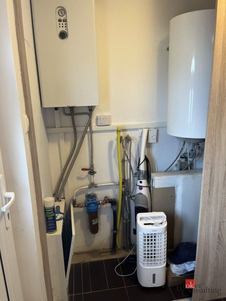 Heizungs- und Filtersystem in einem Einfamilienhaus mit Keramikboden.