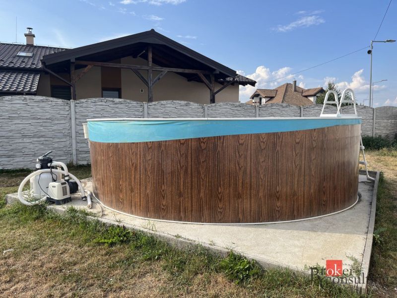 Einfamilienhaus in der SNP-Straße in Čaňa mit Pool im Hof.