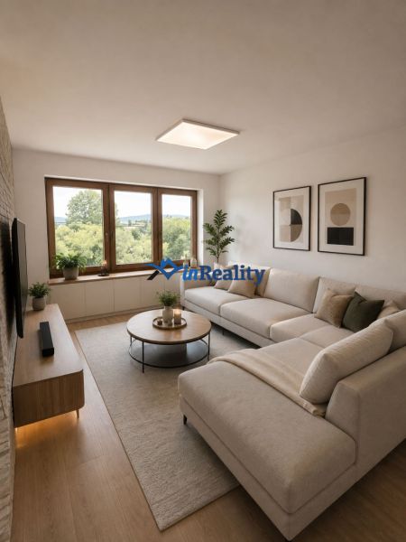 Wohnzimmer in einem Einfamilienhaus mit Sofa, Tisch und Boden in Holzoptik.