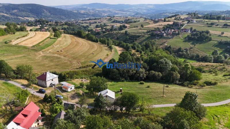 Landschaft in Hriňová in der Straße Pivnička 430 mit einem Einfamilienhaus und weitläufiger Natur.