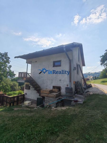 Einfamilienhaus in Pivnička 430 in Hriňová, mit einer Holztreppe und einem Gartenbereich.