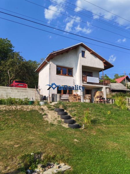 Das Einfamilienhaus in der Pivnička-Straße 430 in Hriňová am Hang, mit Treppen aus Reifen.