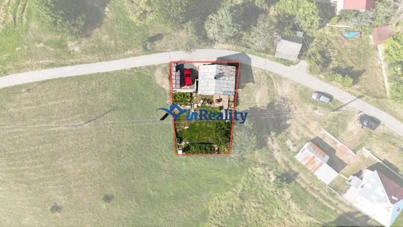 Luftaufnahme eines Einfamilienhauses in Hriňová auf Pivnička 430 mit Hof.