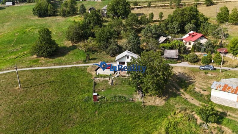 Ein Einfamilienhaus in Hriňová auf Pivnička 430, umgeben von Grünflächen und Wiesen.