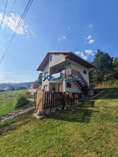 Einfamilienhaus in der Pivnička-Straße 430 in Hriňová mit einem weitläufigen Grundstück und Ausblick.
