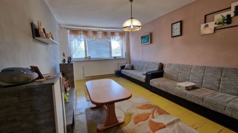 Wohnzimmer mit Sofas, Couchtisch und Holzboden in einem Einfamilienhaus.