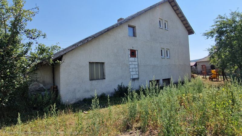 Ein Einfamilienhaus in der Biela-Straße in Kazimír, umgeben von Grün unter blauem Himmel.