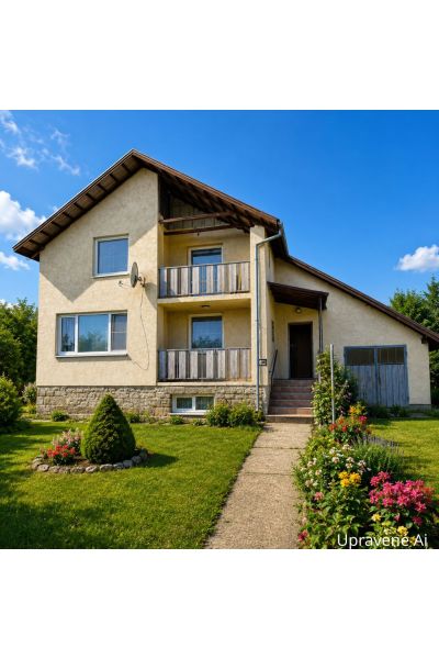 Ein Einfamilienhaus in der Biela-Straße in Kazimír, umgeben von einem Garten und Blumen.