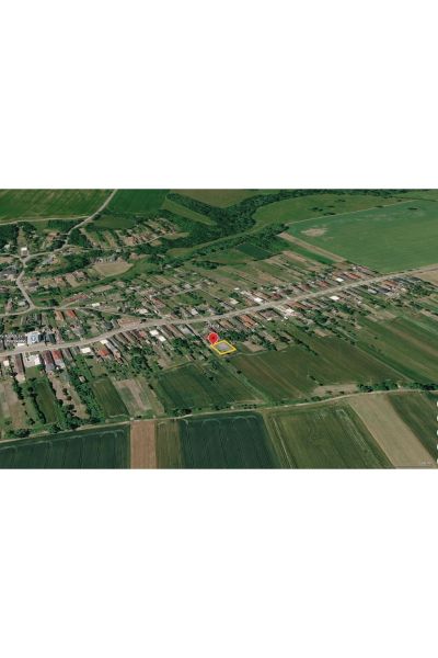 Luftaufnahme von Einfamilienhäusern im Dorf Kazimír in der Biela-Straße, umgeben von Feldern.